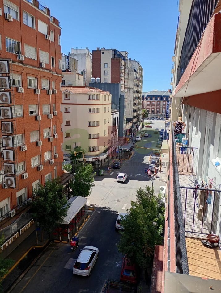 DOS AMBIENTES CON DEP. SERVICIO Y BALCON A LA CALLE